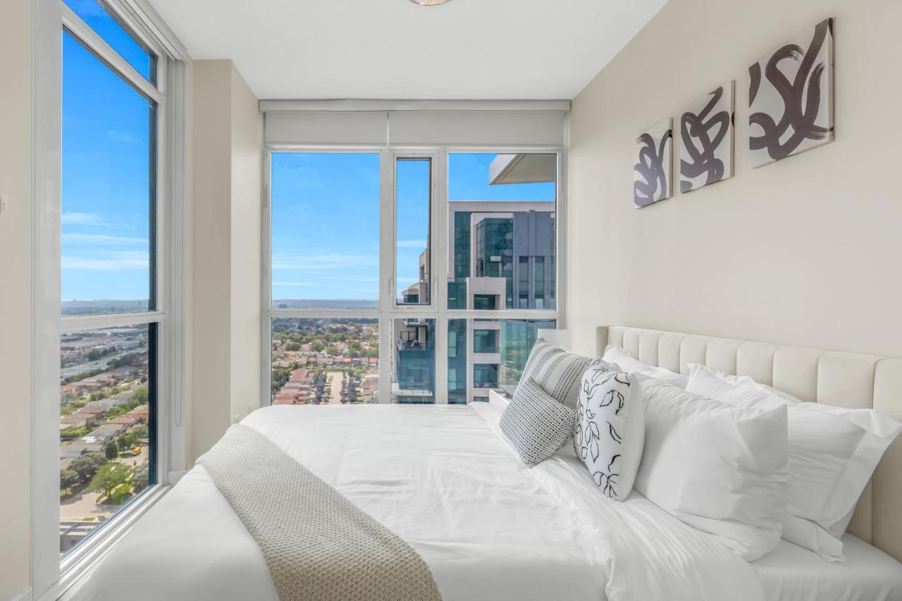 Ultra Luxurious 2.5 Bedroom 2 Full Bathroom 1 Parking Condo Near Sq1 Striking Views Мисисага Екстериор снимка