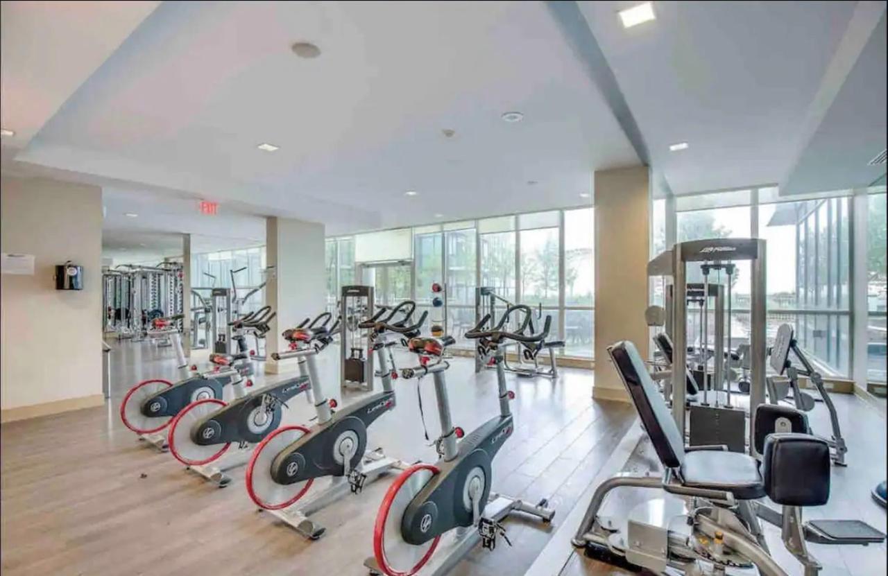 Ultra Luxurious 2.5 Bedroom 2 Full Bathroom 1 Parking Condo Near Sq1 Striking Views Мисисага Екстериор снимка