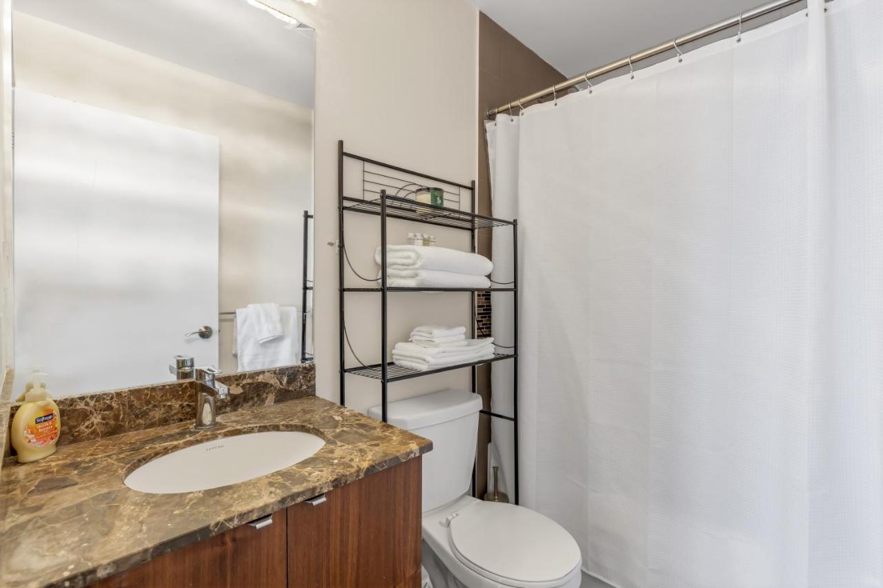Ultra Luxurious 2.5 Bedroom 2 Full Bathroom 1 Parking Condo Near Sq1 Striking Views Мисисага Екстериор снимка