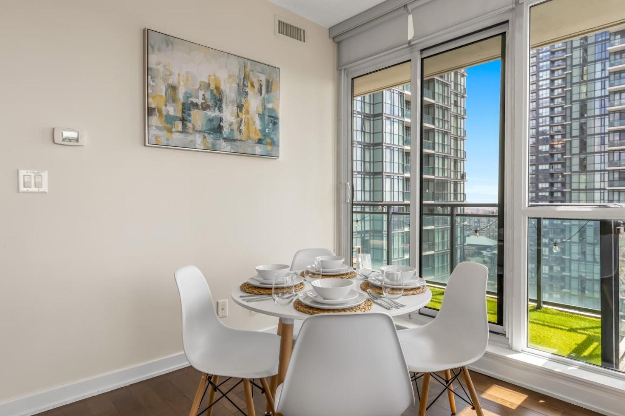 Ultra Luxurious 2.5 Bedroom 2 Full Bathroom 1 Parking Condo Near Sq1 Striking Views Мисисага Екстериор снимка