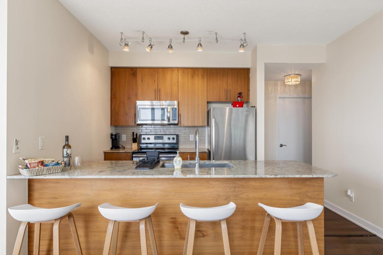 Ultra Luxurious 2.5 Bedroom 2 Full Bathroom 1 Parking Condo Near Sq1 Striking Views Мисисага Екстериор снимка