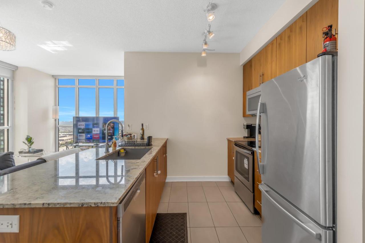 Ultra Luxurious 2.5 Bedroom 2 Full Bathroom 1 Parking Condo Near Sq1 Striking Views Мисисага Екстериор снимка