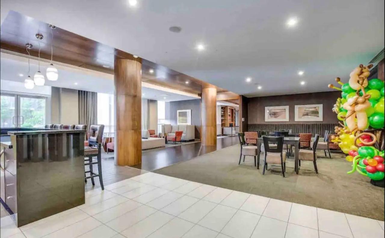 Ultra Luxurious 2.5 Bedroom 2 Full Bathroom 1 Parking Condo Near Sq1 Striking Views Мисисага Екстериор снимка
